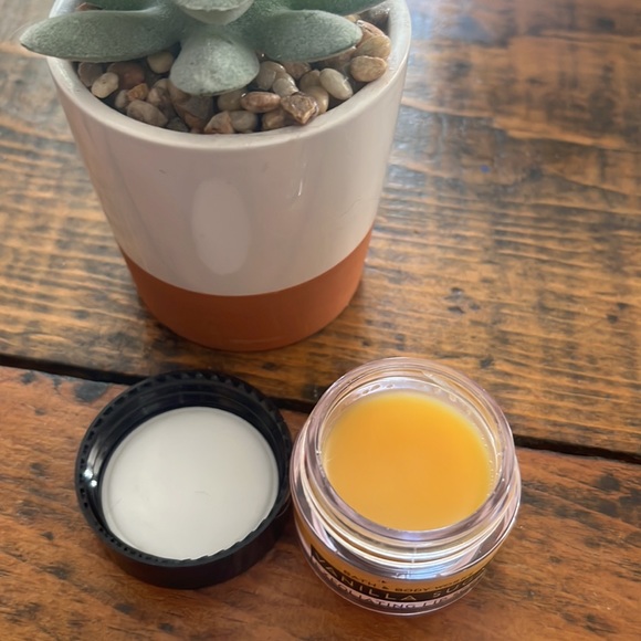 🌟 HOST PICK 🌟 Bath and Body Works vanilla sugar exfoliating lip scrub - Picture 2 of 4